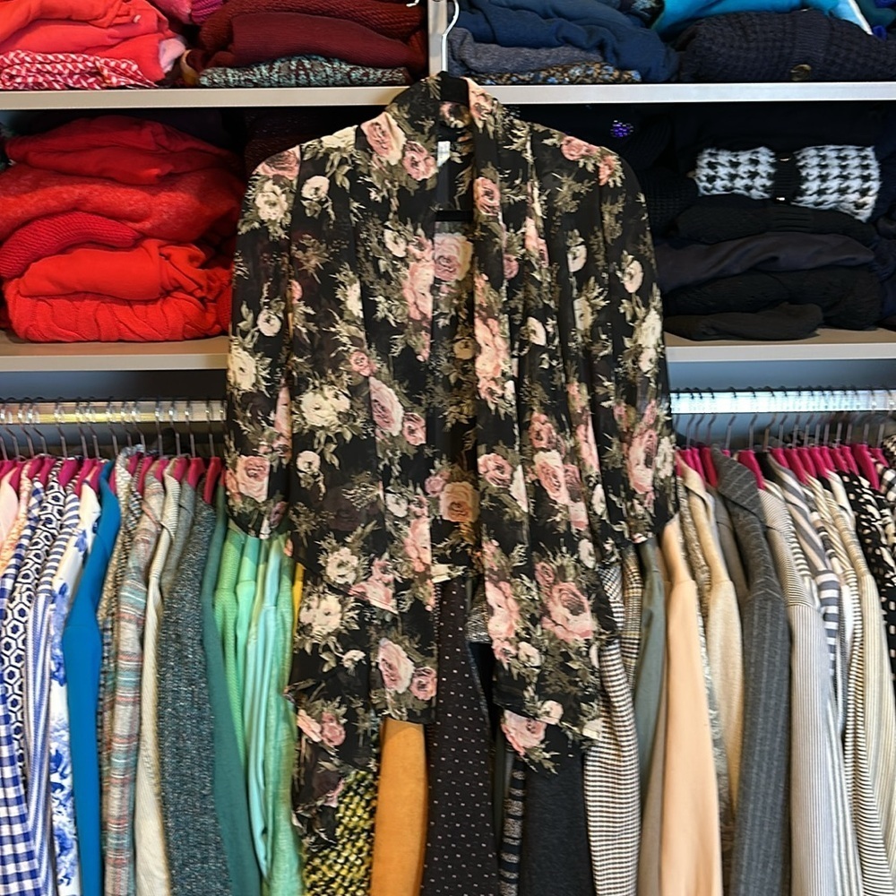 Audrey 3+1 black/pink/tan floral print waterfall kimono size S